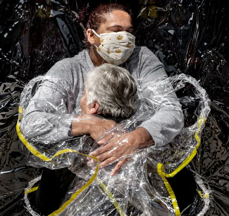 polkamagazine's tweet photo. [Best of] Cette touchante photo de l’étreinte entre une infirmière et une dame de 85 ans, dans un foyer pour personnes âgées près de São Paulo, au Brésil, le 5 août 2020.

C’est à (re)lire sur https://t.co/yaF41kdUnN

©  Mads Nissen / “Politiken” / Panos Pictures. https://t.co/fy4nXRGD75
