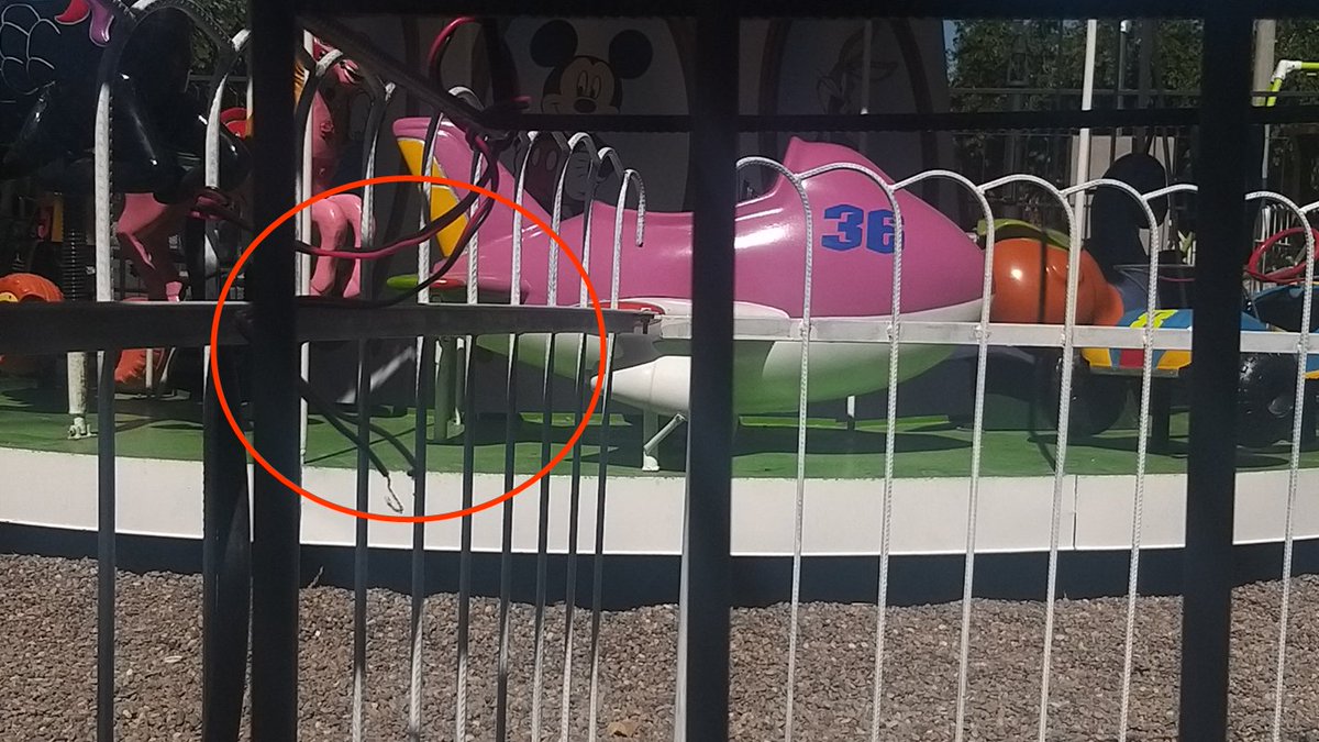 LegislaTV's tweet image. En la Plaza de Santa Lucía puede morir electrocutado un niño 

Fue inaugurada hace 20 días, presenta cables pelados cerca de las rejas metálicas, faltantes de juegos, bebederos rotos. El riesgo de electrocución, está nada menos que en la calesita.  

lapoliticahot.com/en-la-plaza-de…
