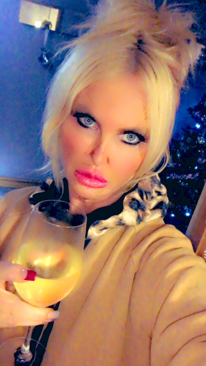 debbschanz's tweet photo. Realllly not impressed with u lot 😶not 1 of u reminded me what time it is! Disgusted 🙄#shattered #coveredcheftoday #sobusy #looklikeshit #smelllikeittoo #nowhomedoingboysfood #noonehassentmewine FUK IT! 🎄🥂 https://t.co/uESa8ZisZE