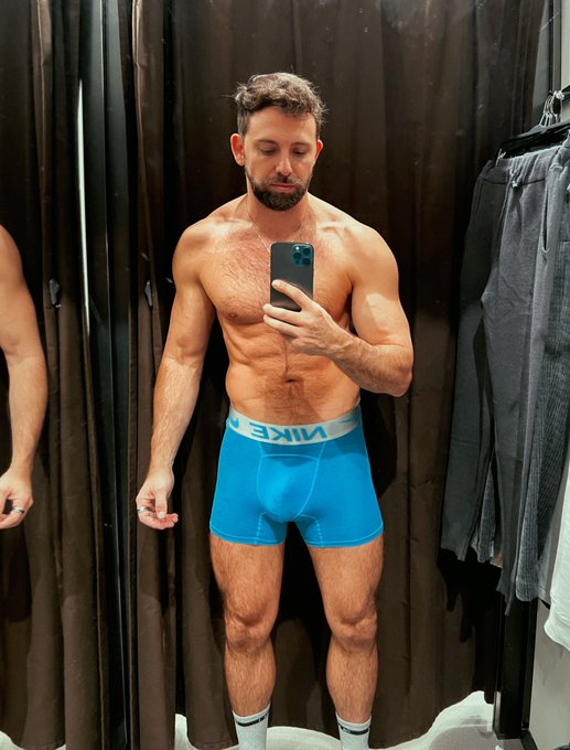 Why trying clothes is always so hard 😏 https://t.co/jjfvxDFlxi