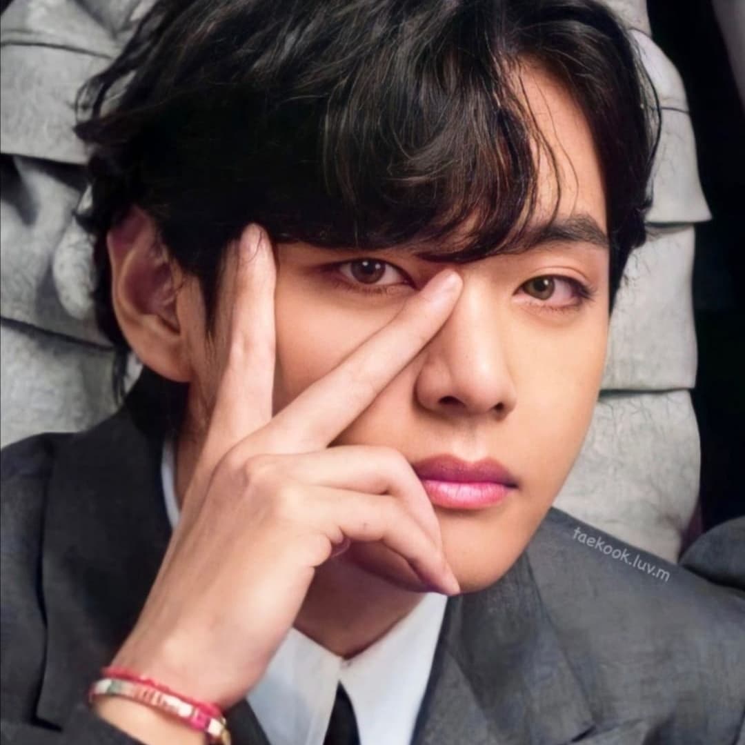 Happy birthday to the most handsome man in the world. Dear Taehyung, I wish you the very best in the world, health and happiness. Take care of yourself. I really hope to meet you one day.#vday  #HAPPYVDAY 
#HappyBirthdayTaehyung 
#HappyTaehyungDay