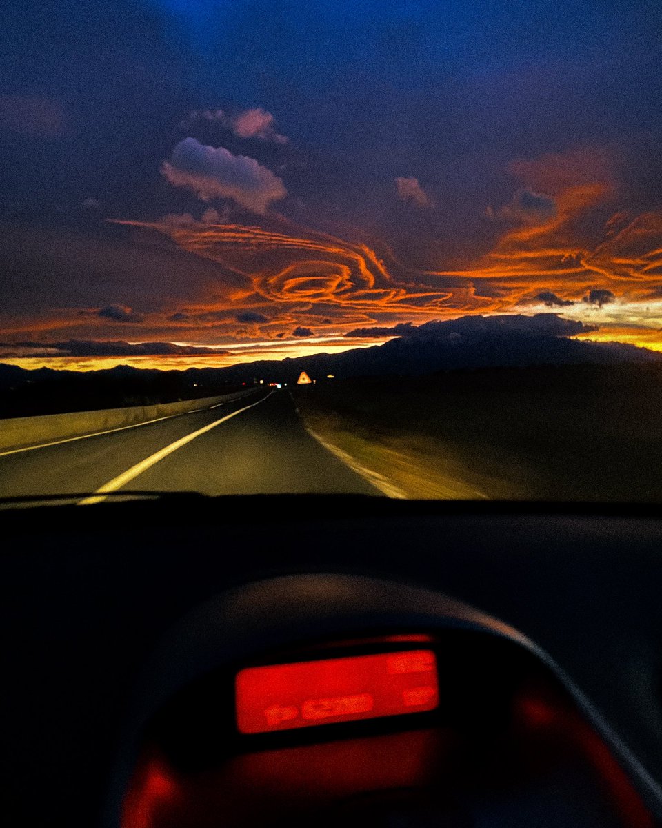 louislepron's tweet photo. jamais vu un coucher de soleil aussi beau 📸 https://t.co/gkQkc1wTri