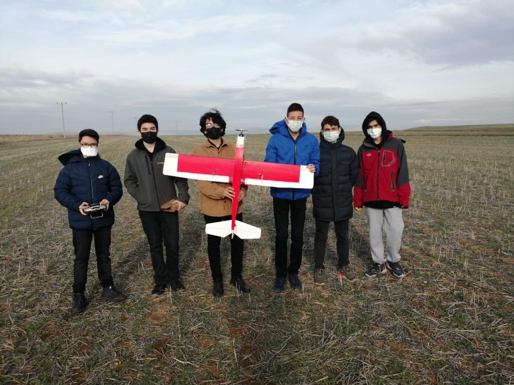 BK_Eskisehir's tweet photo. Model Hava Araçları Takımımız, tasarladıkları 3. uçağın tanıtımını TEKNOFEST 'e hazırlanan diğer takımlarımıza yaptı. Aerodinamik, elektrik, elektronik, tasarım ve otonom uçuş konularında bilgi paylaşımında bulundular. https://t.co/peWpuG1q2Q