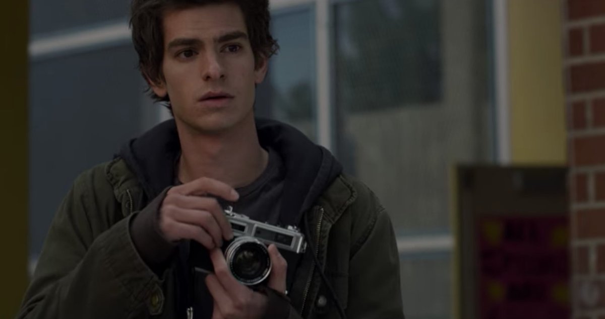 питер паркер энди гарфелд. эндрю гарфилд питер паркер. эндрю гарфилд с фотоаппаратом. новый человек паук кадры из фильма в баре. питер паркер эндрю.