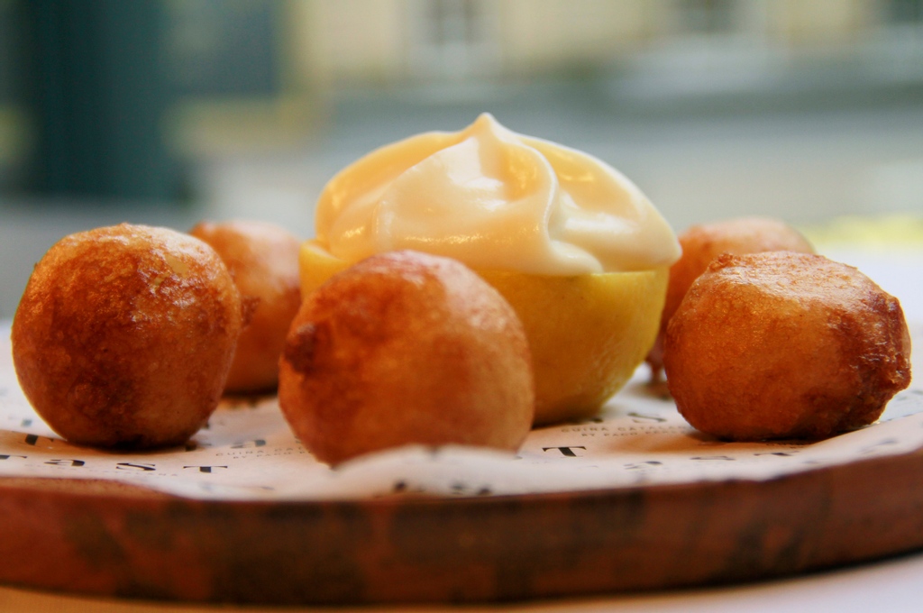 TastCatala's tweet photo. Our Cod Fritters with Honey & Lemon Foam is the perfect Tastet for you to enjoy at our Bar Area with a nice drink!🤩
#CodFritters #TastCatala #MCRRestaurants https://t.co/E8xQYr6FhO