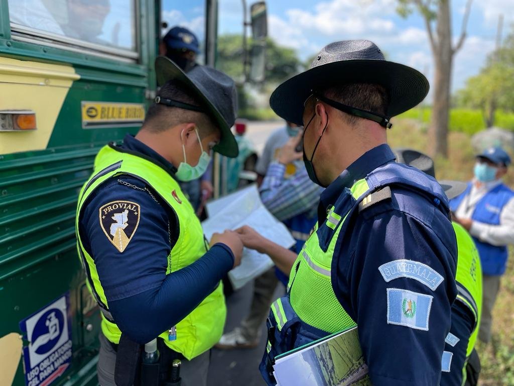 PROVIAL del @CIVguate en coordinación con <a href="/PDHgt/">PDH Guatemala</a> y @DTransitogt realizan operativo a transporte extraurbano Km 65 ruta CA-2 Occidente así evitar cobro de pasaje no autorizado, supervisión del aforo permitido y cumplimiento de medidas de bioseguridad.

Emergencias 1520 de PROVIAL.