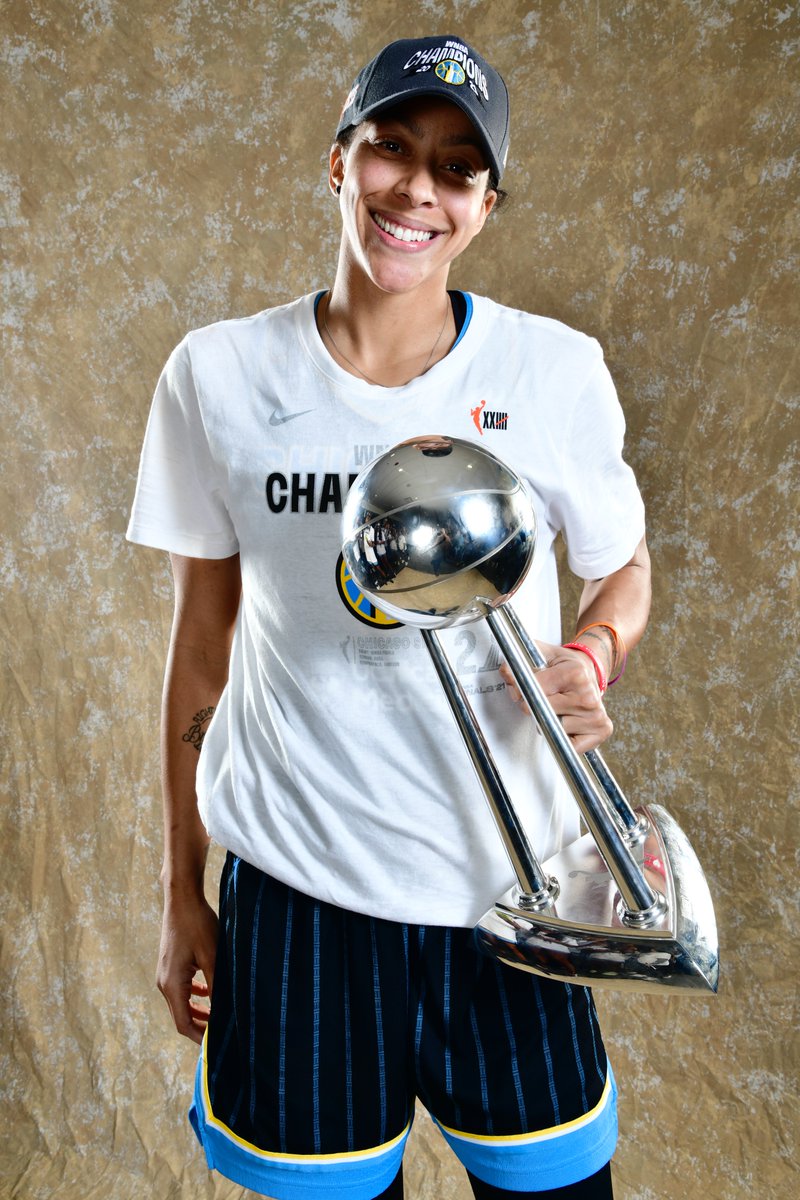 LadyVol_Hoops's tweet photo. Your @AP Female Athlete of the Year!

#LVFL x @Candace_Parker 

Read » https://t.co/3T2ckl1vD0 https://t.co/AQFLfWob5H