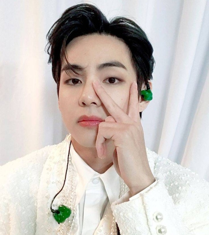 961KISS's tweet photo. happiest of birthday's to our V! we purple you. 💜 #HappyBirthdayTaehyung @BTS_twt #BTS_ARMY https://t.co/lmhtdPmfNH