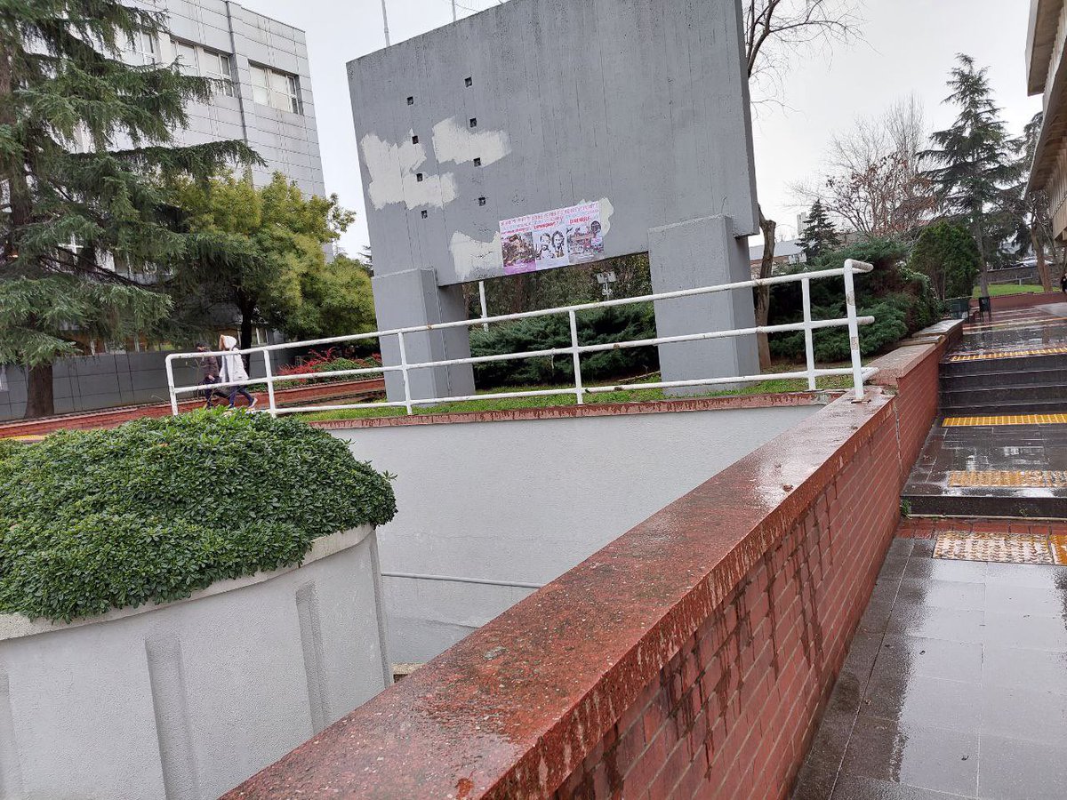 berkeperitozgur's tweet photo. 📍Boğaziçi Kuzey Kampüs

4 Ocak’ta turnikelerden atlayıp girdiğimiz Kuzey Kampüs’ten kampanya afişlerimizle sesleniyoruz!

Berke’ye, Perit’e, Üniversiteye Özgürlük dayanışmamız ve direnişimizle gelecek!

Kayyum rektörleri göndereceğiz, #BerkeyiPeritiAlacağız ! https://t.co/FF0pUJQVbF