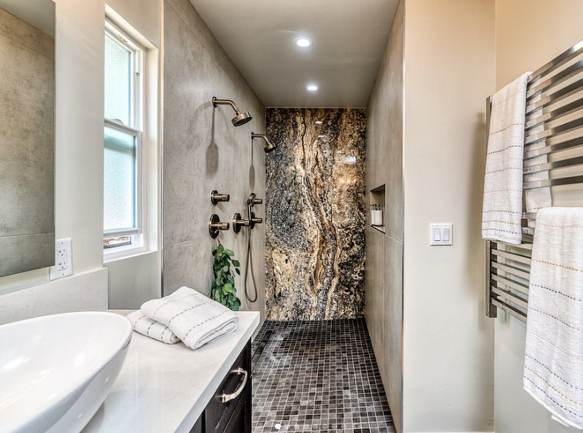 InfinityDrain's tweet photo. From luxe amenities and statement fixtures to refreshing details, in 2021, bathroom design focused on crafting a dreamy home spa.
Today we celebrate these spaces as we share some of our favorite #InfinityDrain bathrooms of 2021!
📸: Massy Design Group
https://t.co/uIAwAbphKn https://t.co/eQDJxIqN0Y