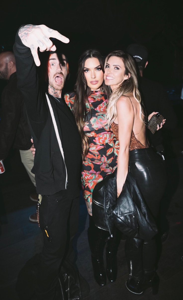 kylelozaNSD's tweet photo. Not realizing Megan fox was standing behind you cuz you’re wife is hot and you don’t even notice other chicks https://t.co/fRs0Fjcs6j