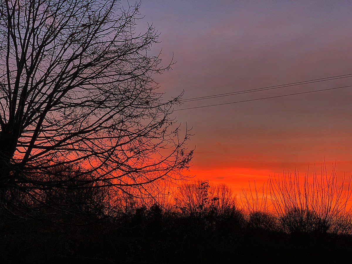 paulinedaniels's tweet photo. Red sky at night.!! Itโs been so wet over Christmas it might be dry tomorrow.. #suffolksunset #redskyatnight https://t.co/5oVVPWaOZy