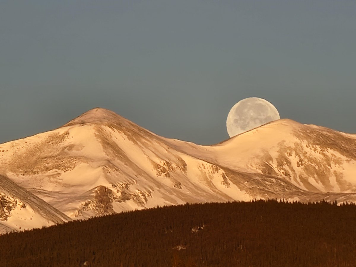 gorgeous_pix's tweet photo. Full moon setting over snow-covered mountains opposite a sunrise in Colorado - unmodified photo. From u/u193 on /r/earthporn #fullmoonsetting #coveredmountainsopposite #unmodifiedphoto #sunrise #snow #colorado #earthporn https://t.co/ehyoSlZhP2