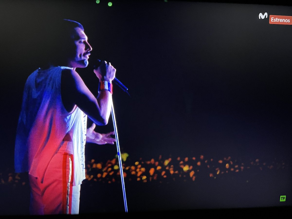 DAlvarez1976's tweet photo. “Queen en Budapest”(1986) Ahora en Movistar,el mejor concierto publicado de Queen,sí,mejor q los icónicos Wembley y Live Aid. Última gira “Magic Tour” pero con Freddie en plena forma. En la imagen,cantando un poquito d un tema popular húngaro… q tuvo q apuntarse en la mano.😉
10 https://t.co/y6zOJdvEid