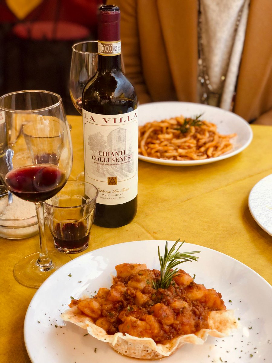 mis 3 cosas favoritas en esta vida: mis amigas, pasta y vino!! Que exquisita esta vida 🙌