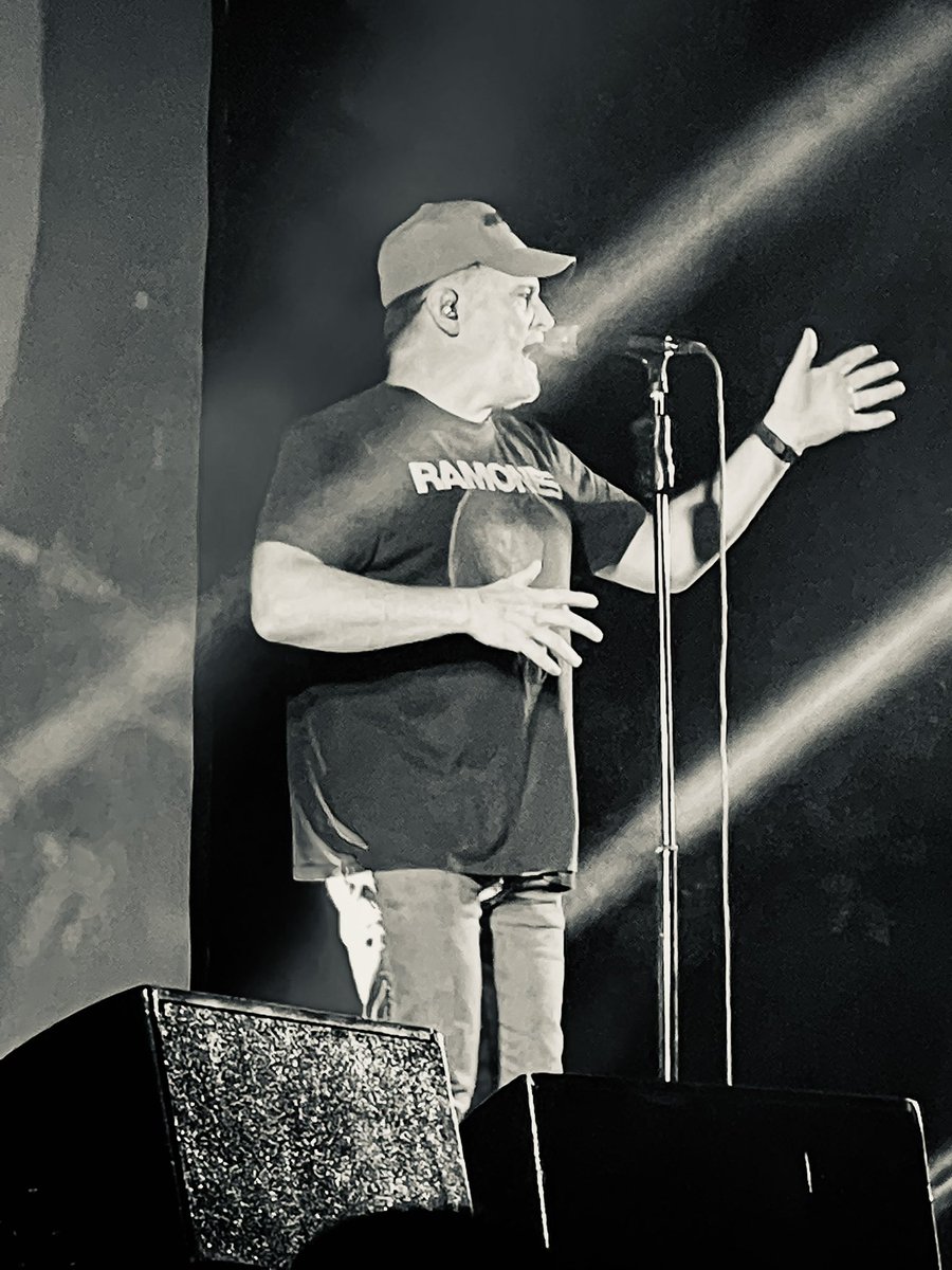 cois's tweet photo. @steve_hofmeyr thanx dat jy net weer almal die mensdom uit die gat van COViD kom haal hier by @MelsPlaceKeurb1 met jou #musiek #music #toeka #Afrikaans https://t.co/tcQGR1vREt