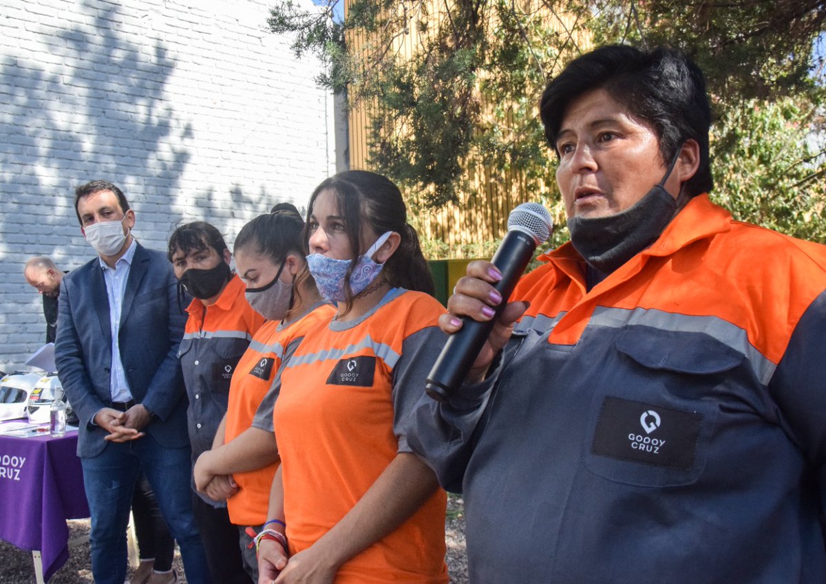 TadeoGZ's tweet photo. Se va terminando el año con un evento que nos emociona, sumamos 6 Recuperadores Urbanos y ya tenemos un equipo de 45. Un reconocimiento al esfuerzo individual y al trabajo colectivo. Felicitaciones Patricia, Ayelén, Soledad, Mónica, Carmelo, Cristian y bienvenidos👏#GCSustentable https://t.co/BTeJRuONAC