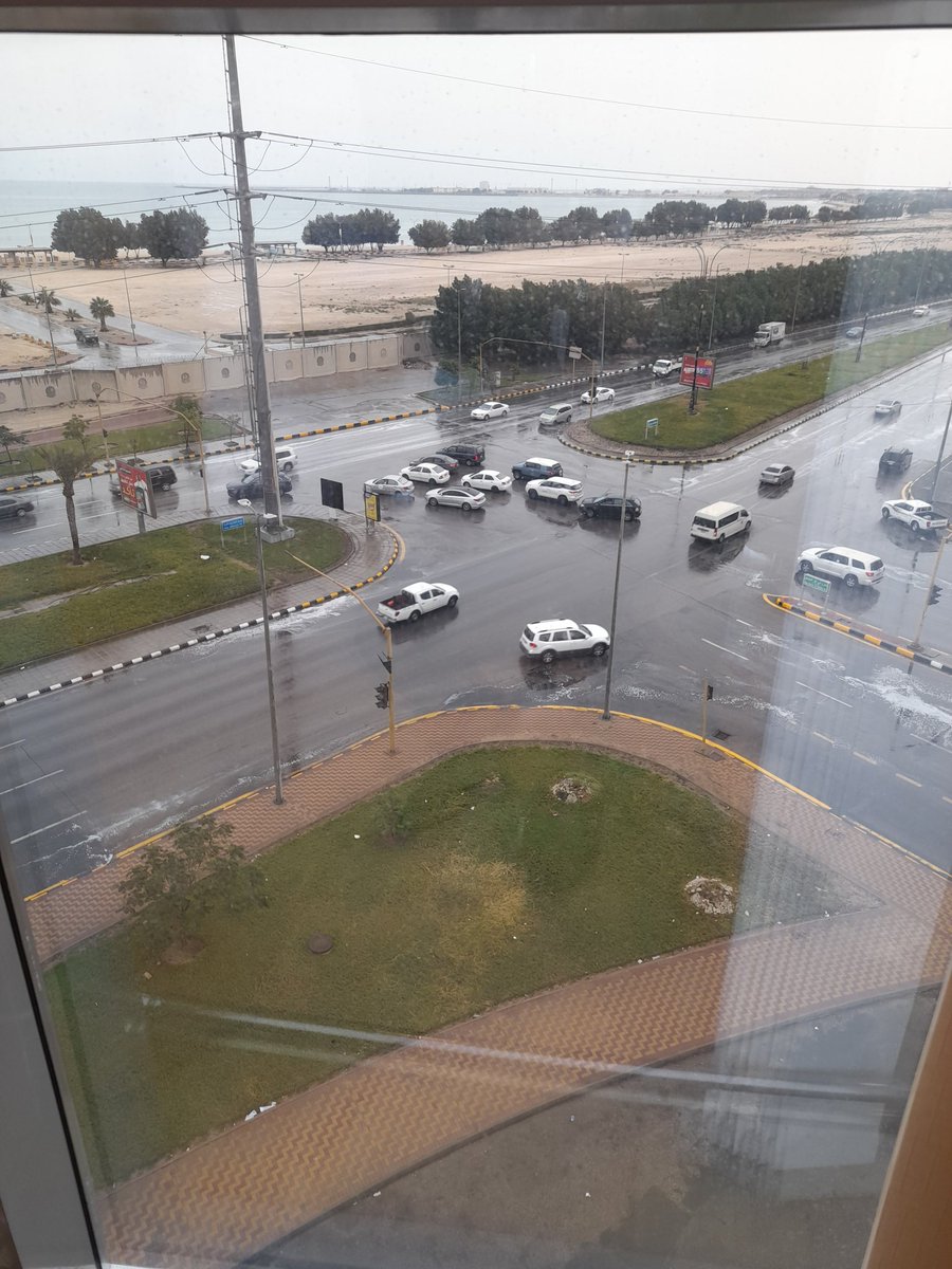 اليوم لاحظنا أثناء العمل تعطل إشارات المرور بسبب الأمطار،فتم التواصل مع المرور وبلاغ لكلنا أمن،فكانت الاستجابة بدقائق وأسرع مما تخيلت😊
رجال المرور بالشارع بالمطر هذا من الصباح   وباقيين.
كمقيم بالمملكة اُعبر عن كامل امتناني وشكري لكم،الله يحفظ بلاد الحرمين
<a href="/kamnapp/">كــلـنا أمــن</a> <a href="/eMoroor/">المرور السعودي</a>