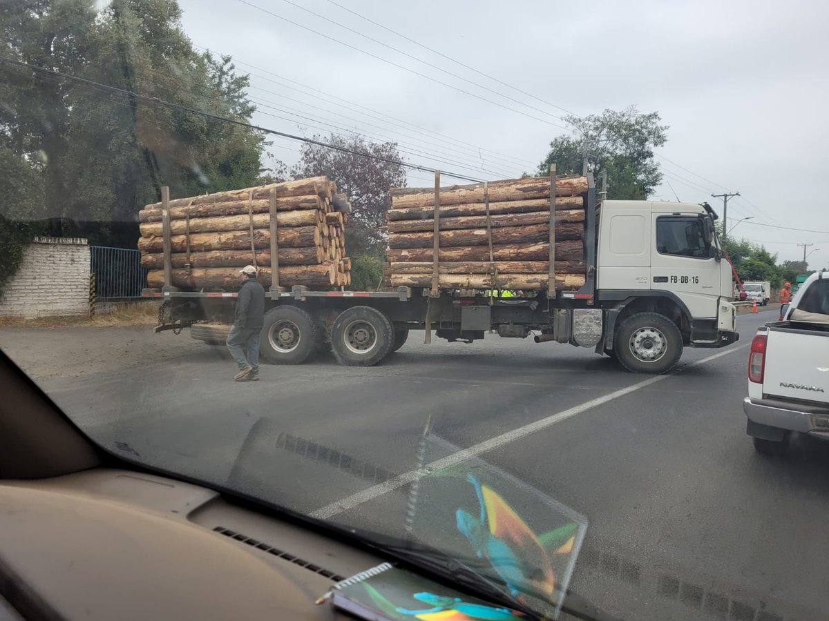 Camión en panne, salida 3 esquinas Ruta J 55. Transite con precaución