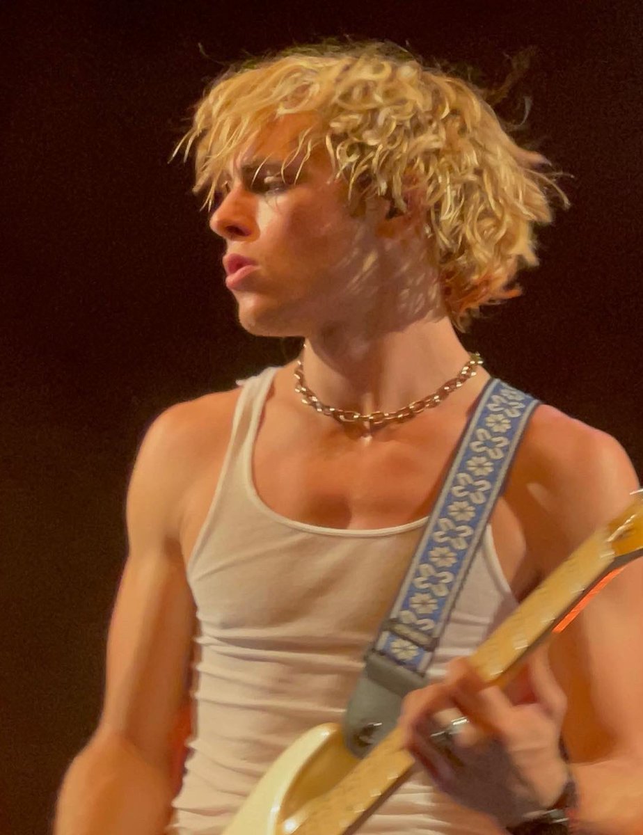 RossLPortugal's tweet photo. 16 years old                     26 years old

#HappyBirthdayRossLynch https://t.co/McjnFLxIZ9