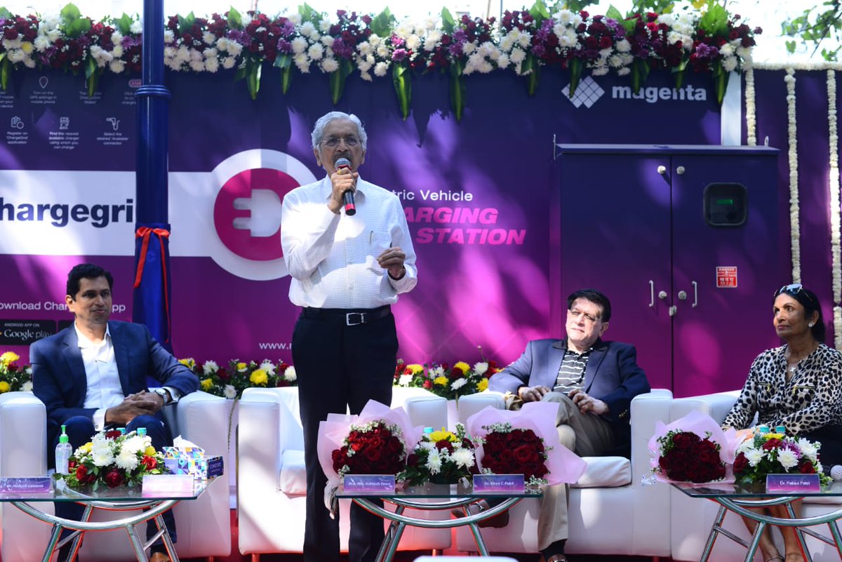Subhash_Desai's tweet photo. Inaugurated India's first electronic vehicle charging poll, at Mumbai. https://t.co/RwEGRQN1Hs