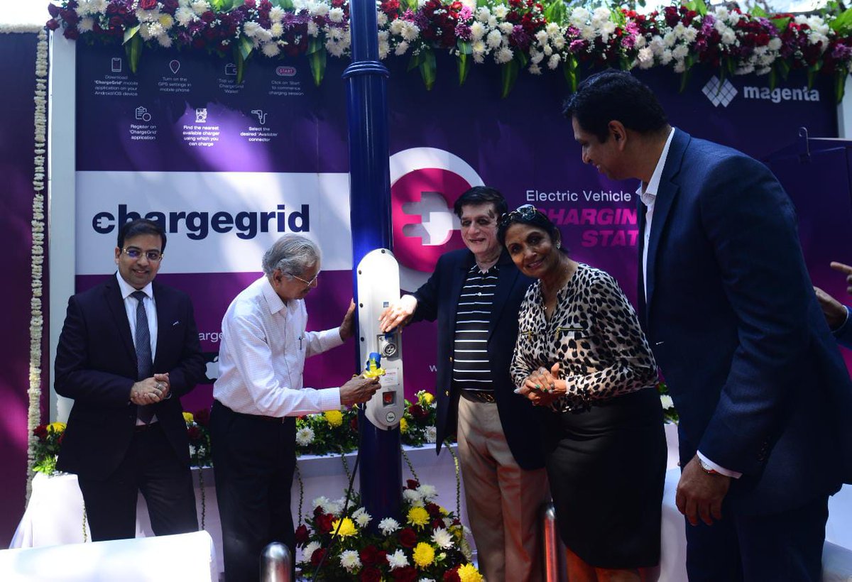 Subhash_Desai's tweet photo. Inaugurated India's first electronic vehicle charging poll, at Mumbai. https://t.co/RwEGRQN1Hs
