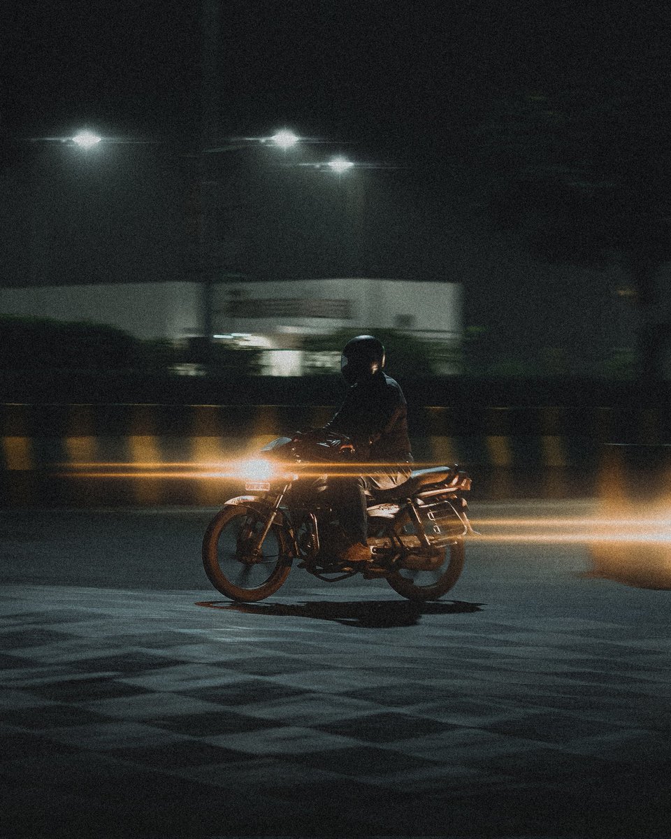 Here are some photographs I shot in the winter, it was the first time I'd seen mist in the city.