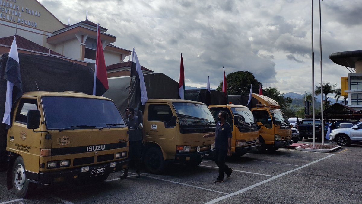29/12/21, Terima kasih kpd smua pmandu/pmbantu logistik <a href="/JKRBentong/">JKR Daerah Bentong</a> ,<a href="/JKRPAHANG/">JKR PAHANG</a> <a href="/JKRCKMPB/">JKR Mekanikal Pahang Barat</a> yg sntiasa brsedia mnghantar brg bantuan dn sbrang urusan demi kemaslahatan awam. <a href="/JKRMalaysia/">JKR Malaysia</a> <a href="/IrHafizah/">Hafizah</a> <a href="/irAhmadAzizi1/">irAhmadAzizi</a>