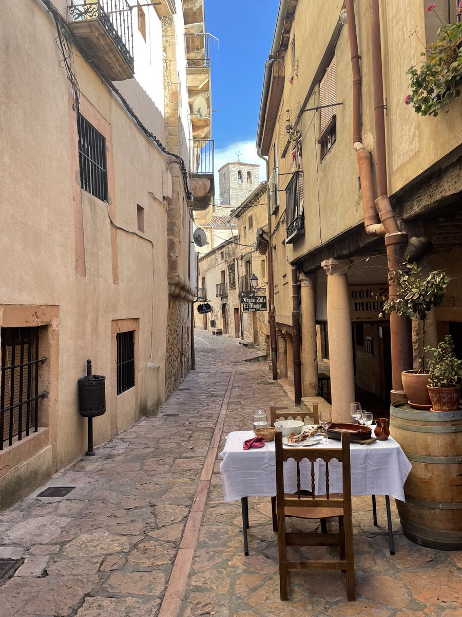 GatunaGuerrera's tweet photo. En Sepúlveda. A comer cordero y cochinillo. Que la vida son dos días y es lo que queda de este 2021. https://t.co/eCUOymqzmB
