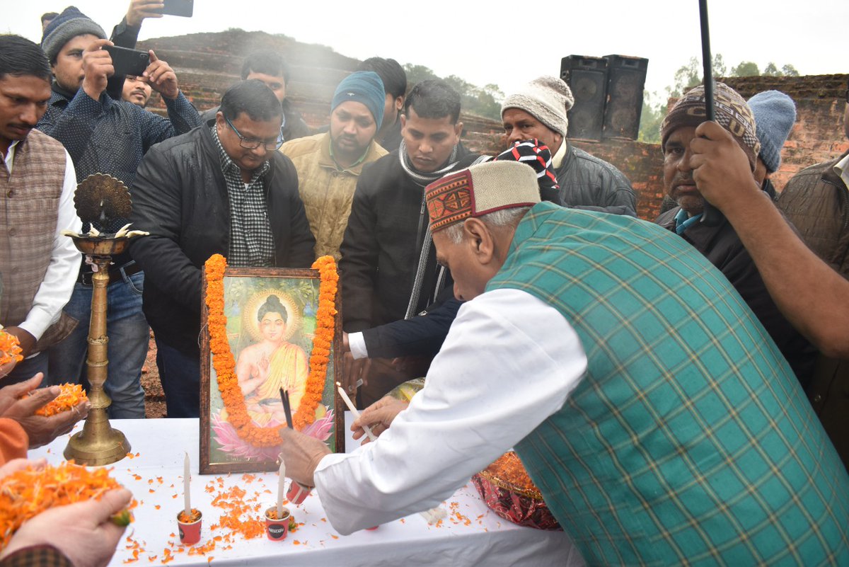 dmsid1's tweet photo. जनपद स्थापना दिवस 29 दिसम्बर 33वें वर्षगाठ के अवसर पर  साड़ी तिराहा पर बुद्ध की प्रतिमा के चरणो पर मुख्य अतिथि @pal_jagdambika  @Rahi_BJP @Cdosid1 द्वारा पुष्प अर्पित किया गया तथा भगवान बुद्ध की प्रतिमा के चरणो में पुष्प अर्पित कर अलीगढ़वा स्थित कपिलवस्तु ���्तूप की परिक्रमा की गयी https://t.co/9uB4tUyt79