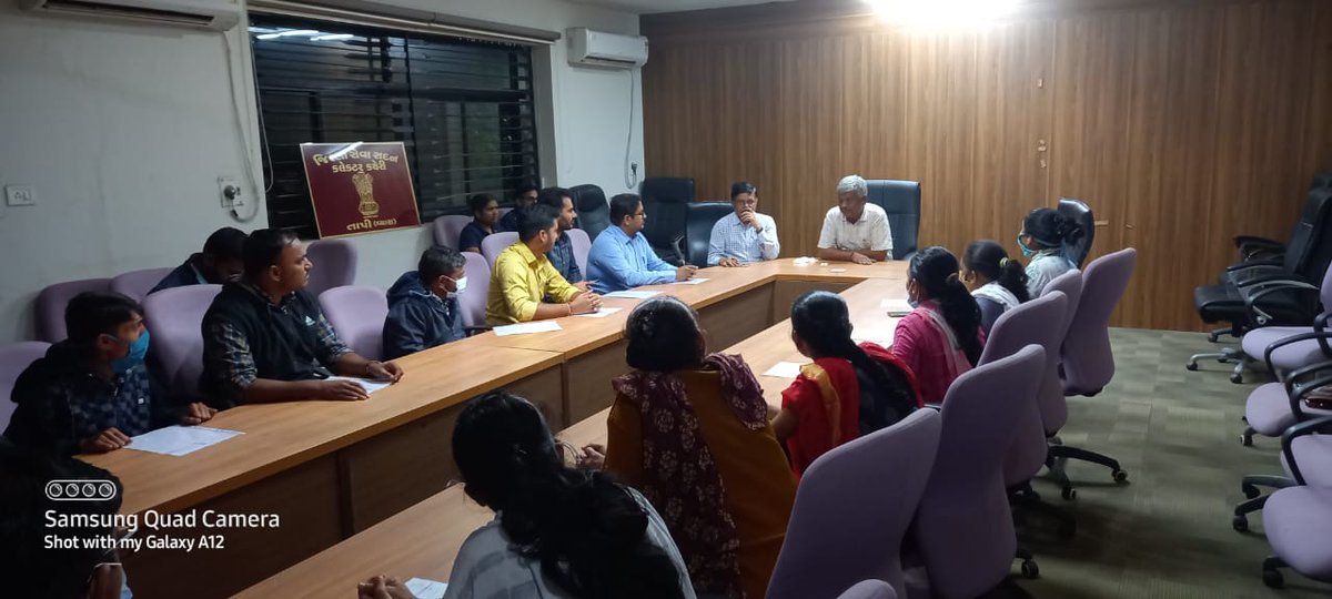 આજ રોજ કલેકટર કચેરી ખાતે ગુડ ગવર્નન્સ સપ્તાહ અંતર્ગત જિલ્લાના વર્ગ-૩ મહેકમ પર ફરજ બજાવતા ૩૭ જેટલાં મહેસુલી કર્મચારીઓને નિયમીત પગાર ધોરણમાં સમાવેશ કરતા નિયુક્તિ પત્ર એનાયત કરવામાં આવ્યા.
<a href="/CMOGuj/">CMO Gujarat</a> 
<a href="/pkumarias/">Pankaj Kumar</a> 
<a href="/revenuegujarat/">Revenue Dep. Gujarat</a> 
<a href="/InfoGujarat/">Gujarat Information</a>