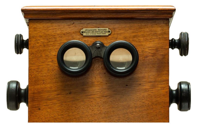 RealPreCinema's tweet photo. Revolving stereoscopes were less expensive and many models support glass stereo views or paper #stereocards. This Vérascope Revolving Stereoscope by Jules Richard has no mirror to illuminate stereocards and is designed for the 45x107mm glass format. Images © André Ruiter. https://t.co/ORxDAxZyb6