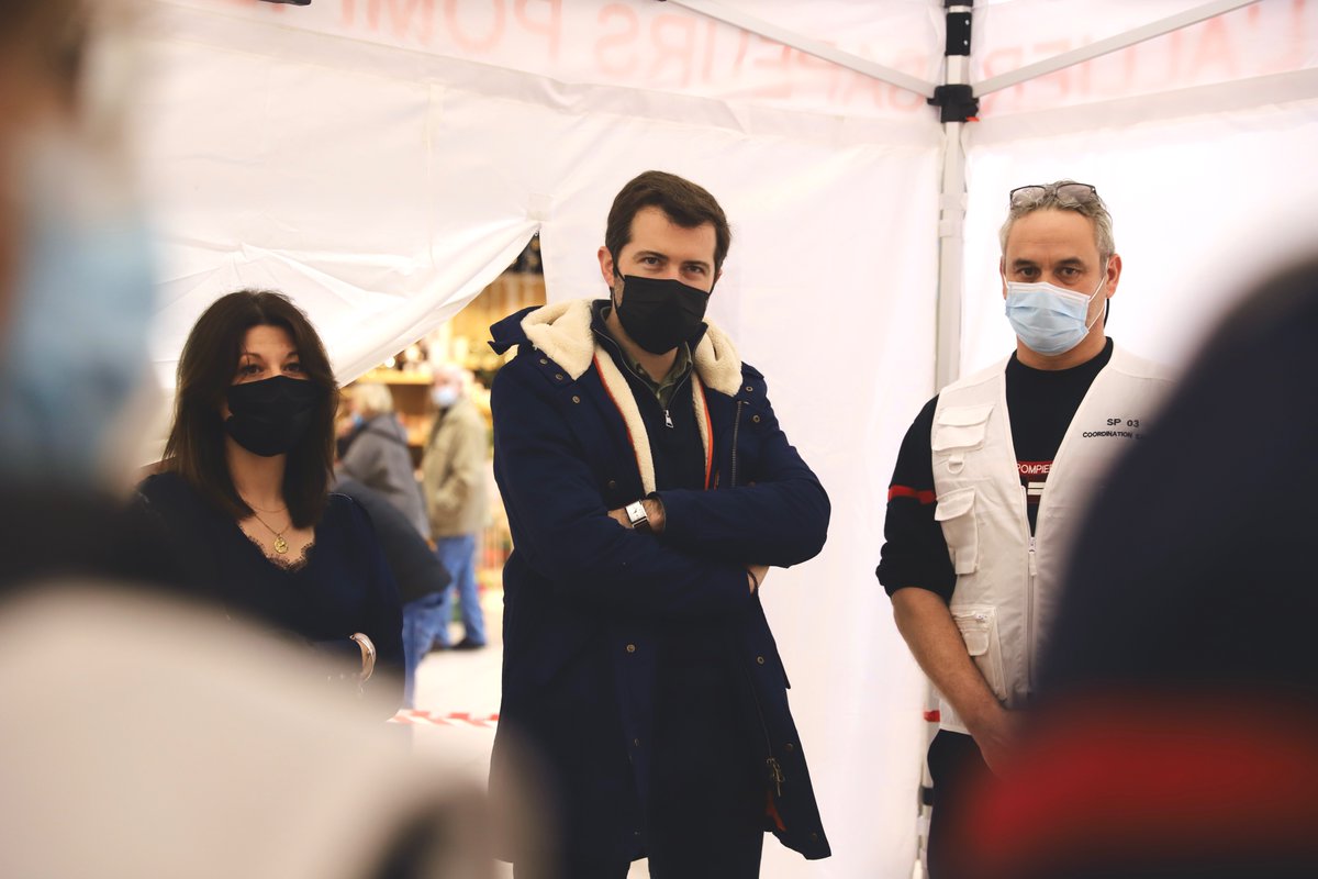 VilledeCusset's tweet photo. #TousVaccinésTousProtégés //

@jslaloy, Maire de Cusset, @anniecorne, 1ère Adjointe, la Sous-Préfète de Vichy et les représentants du @SDIS_03 sont allés à la rencontre des pompiers et infirmières mobilisés au centre de vaccination dans la galerie commerciale de @CarrefourFrance. https://t.co/Y79C4AraA2