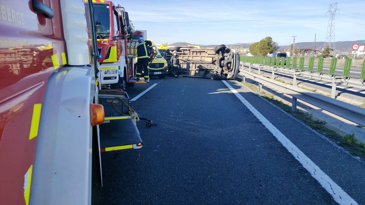 Parque_11's tweet photo. Intervenimos con el apoyo de los compañeros de #Parque13 #Lozoyuela en #AATT A1 #SanAgustínDeGuadalix
Realizamos extracción de 5 personas con movilidad reducida por el vuelco lateral de una furgoneta.
#SUMMA112 @guardiacivil
#BomberosCM https://t.co/eyCxRzC9Pz