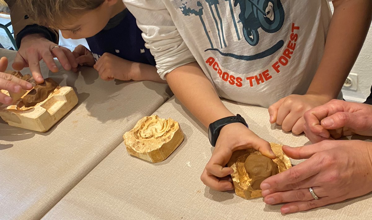 Atelier : nous vous proposons une nouvelle date inédite pour découvrir le métier de santonnier avec Cristine Darc🎄 
Fabriquez vos santons : le 31 décembre à 14 h 30, 15 h 15 et 16 h ⭐
Galerie La Cure