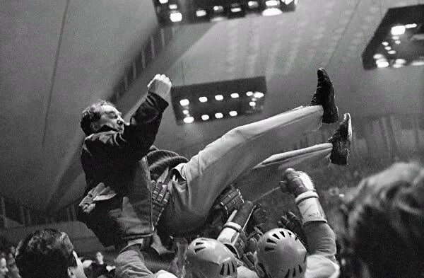 Игроки подбрасывают тренера сборной СССР по хоккею Анатолия Тарасова после победы на X зимней Олимпиаде в Гренобле, 1968 г.