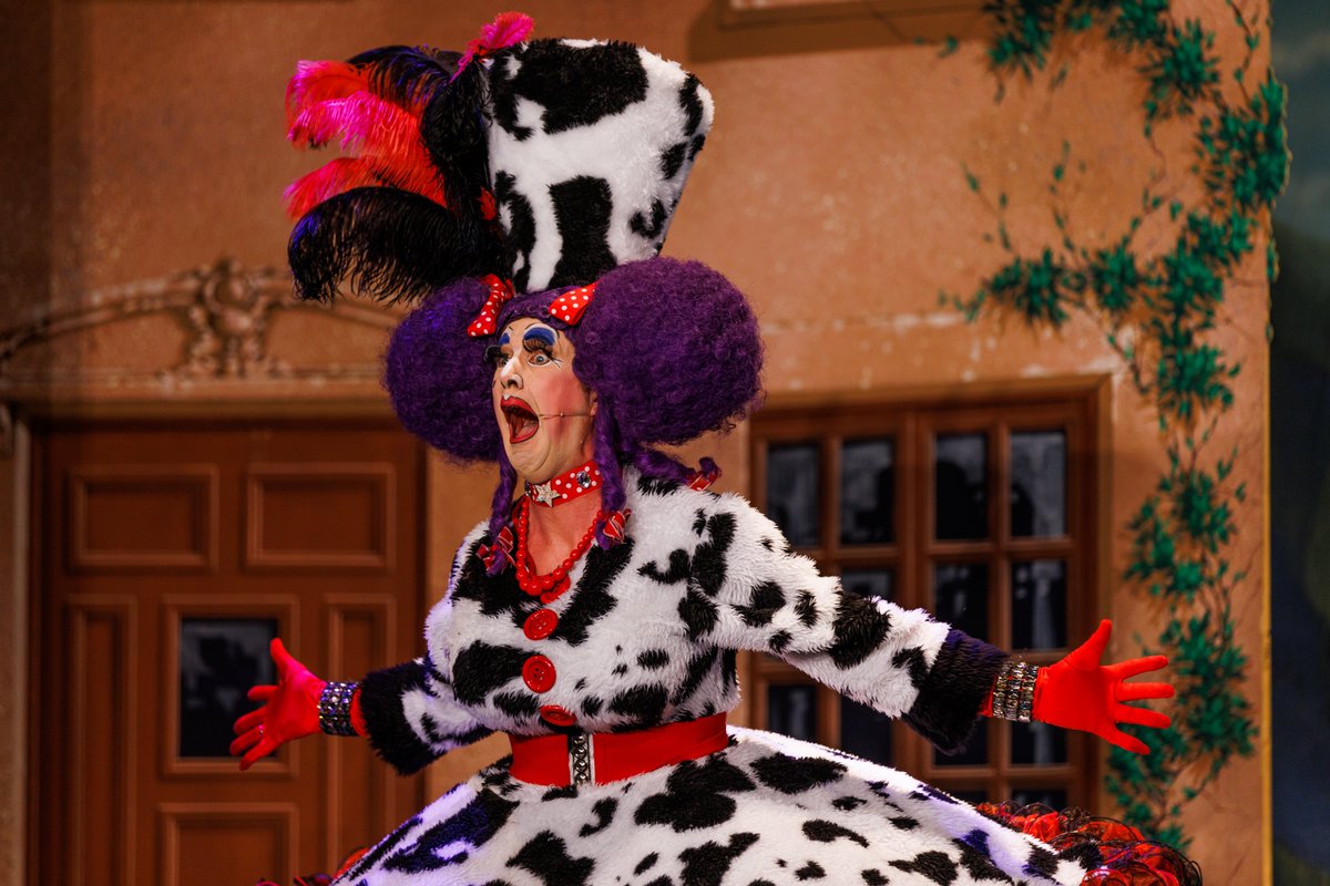 What's that Lou? The Circle is now open for the final performance of Cinderella on 2nd Jan at 3pm! What great news! 
Book Now: marinatheatre.co.uk/.../cinderella…
01502 533200