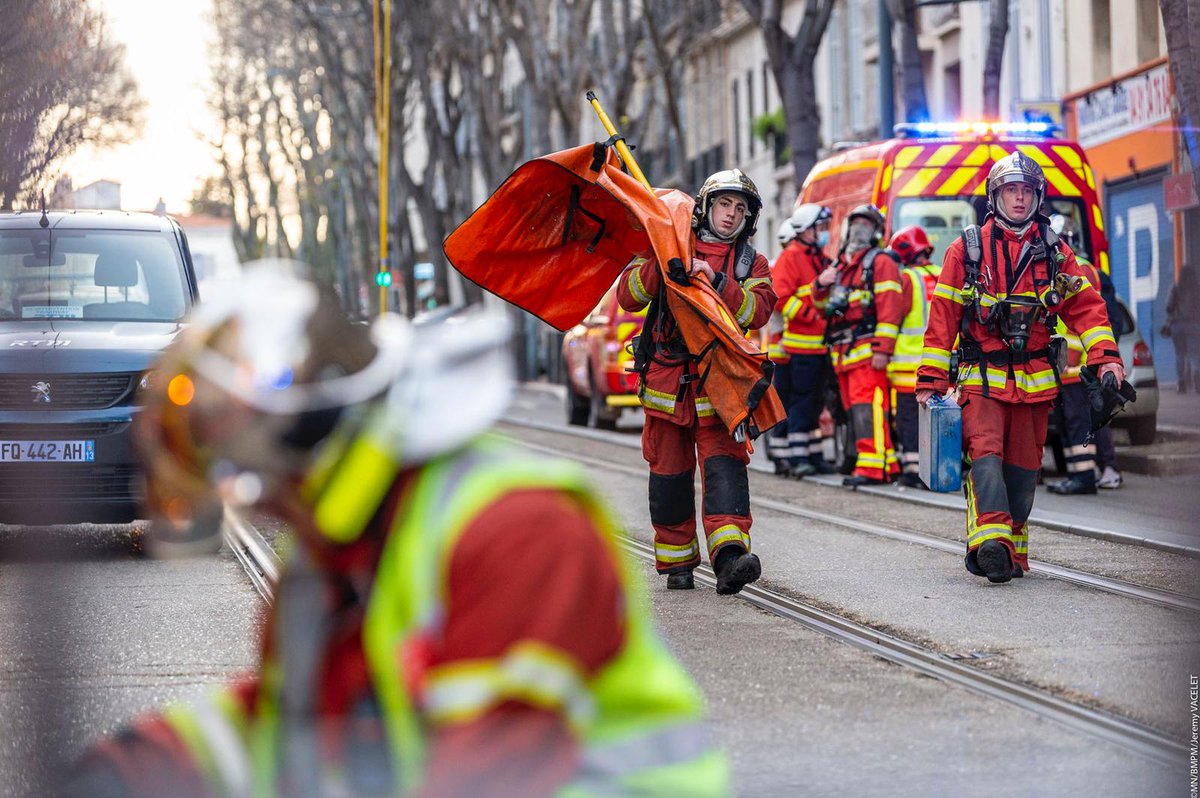 [#RetourEnImages ⚓️]

8h20, les #marinspompiers sont engagés suite à un feu d'appartement au 8ème étage d'un immeuble R+9 dans le 4ème arr.
Une personne retranchée sur son balcon est sauvée grâce à l'échelle mécanique.
Au total  25 marins-pompiers et 7 engins ont été mobilisés 💪