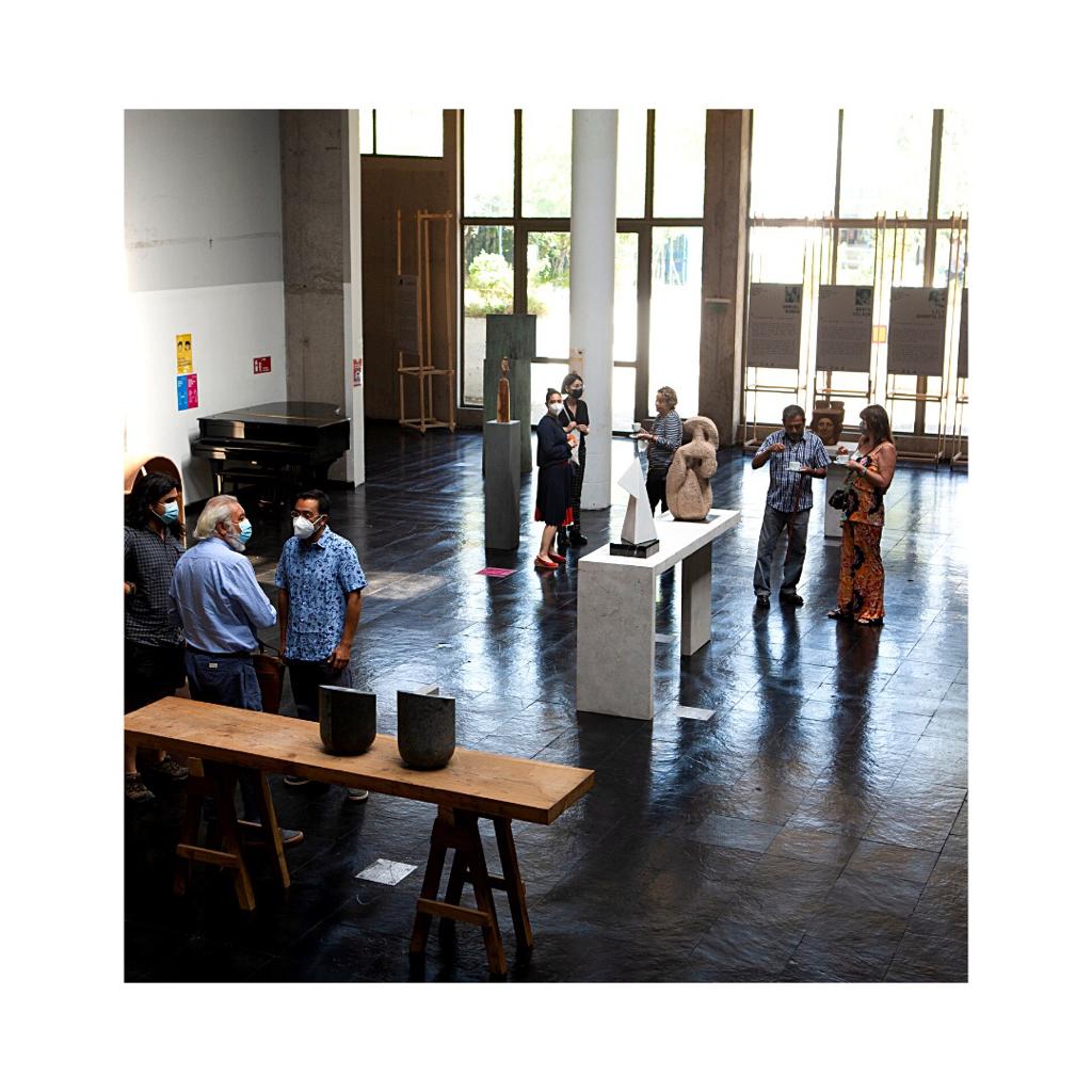 CCulturalCChC's tweet photo. Durante la conversación reflexionaron sobre la importancia de construir identidad y patrimonio a partir de las esculturas y sobre la generación de artistas que dan vida a la exposición “Memoria de la Escultura en Chile”. https://t.co/y30NlA16a0