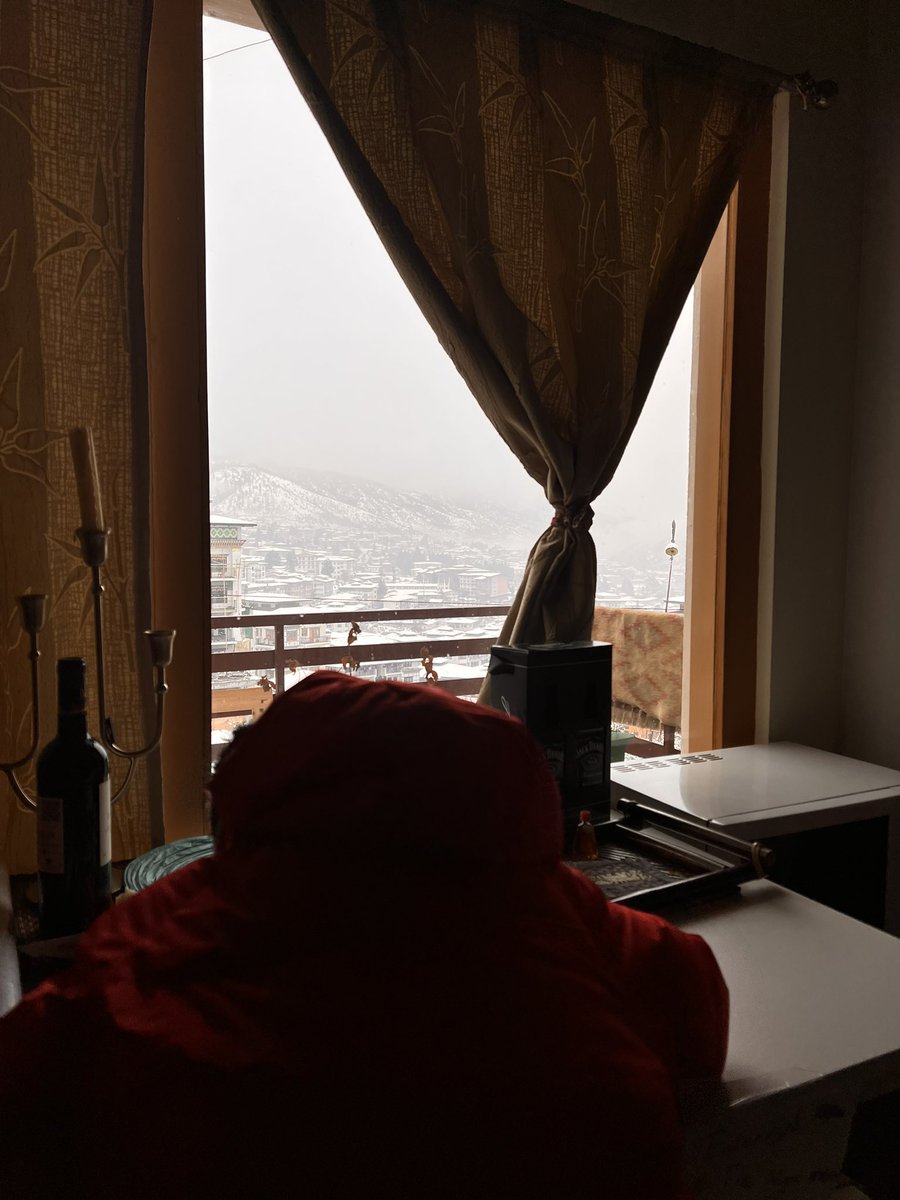 luckywangmo's tweet photo. Happy snowfall ❄️ https://t.co/3plbjdrk7g
