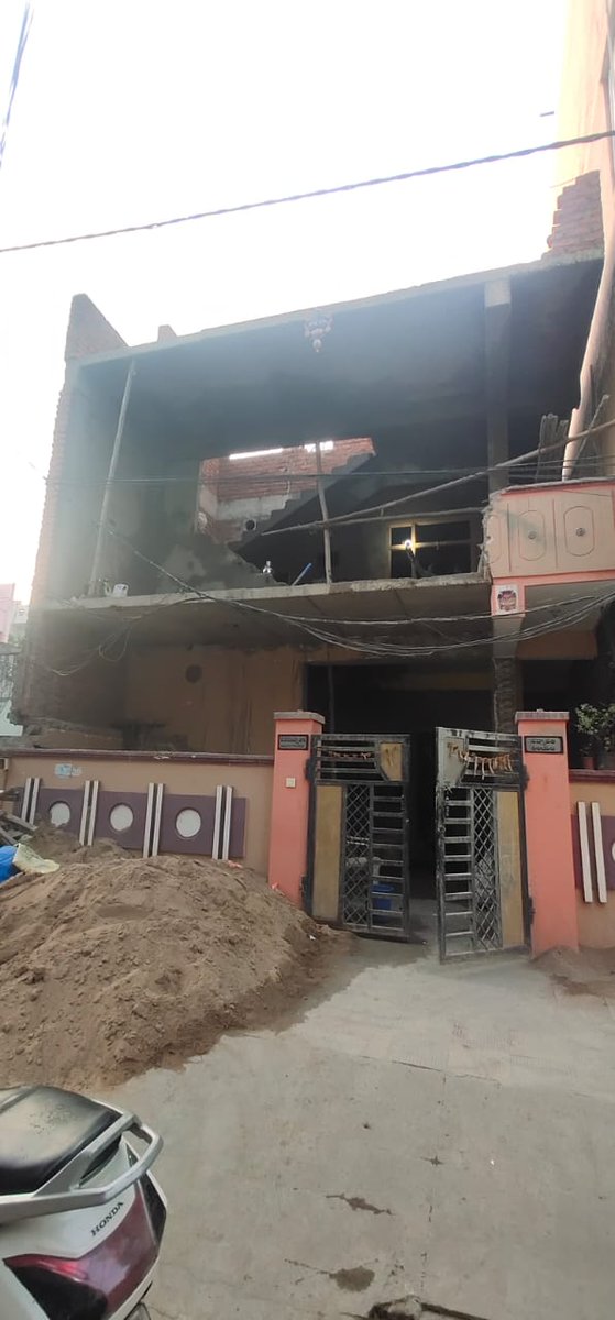 Santoshnaga7Acp's tweet photo. @psripalle @KTRTRS @MinisterKTR @KTRoffice @CommissionrGHMC @GadwalvijayaTRS @hyderabadbench @ZC_Charminar Attended the complainant and stopped the work. https://t.co/J2nHYgZEbU