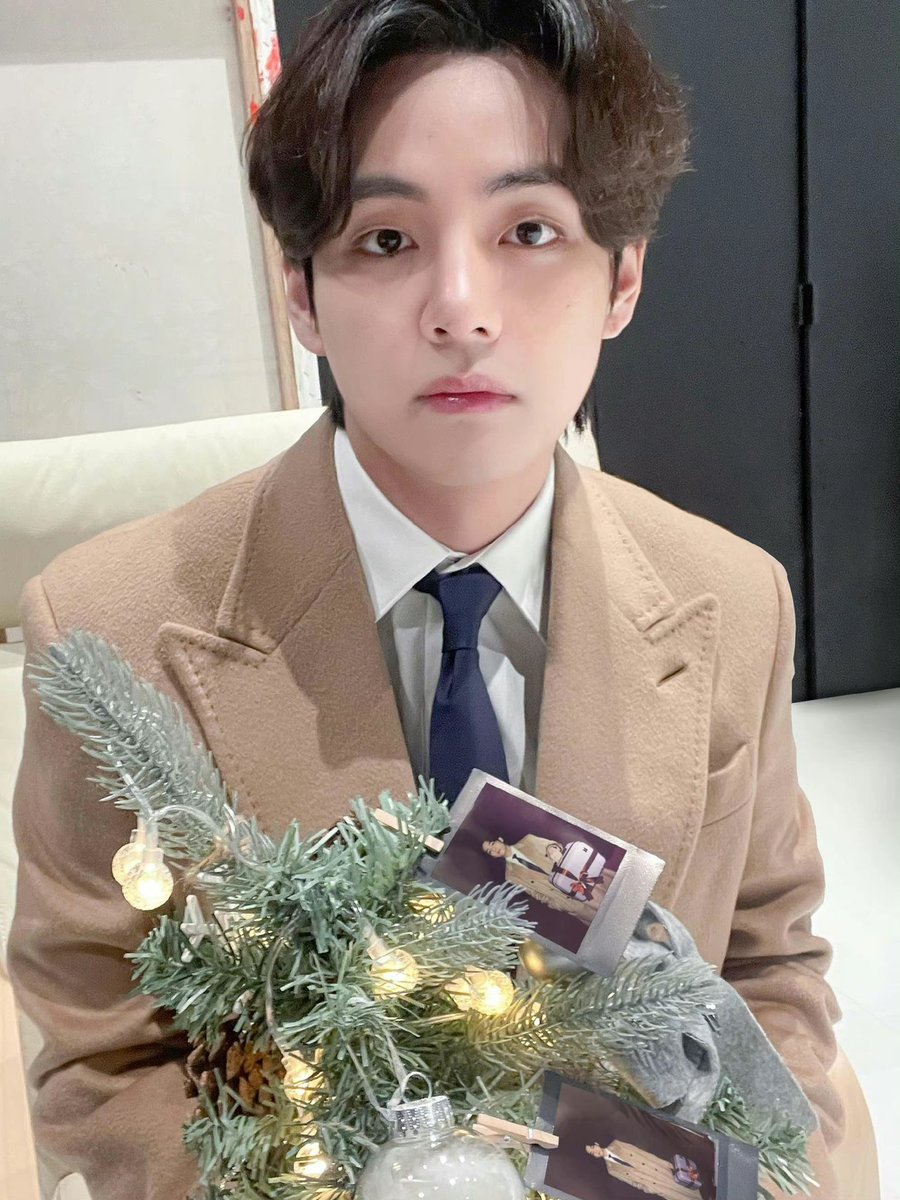 volivia181's tweet photo. #HappyBirthdayTaehyung #HAPPYVDAY #WinterMiracleV 
Happy birthday my dear winter bear!🥰As a Chinese fan, I was deeply impressed by your visit to the doll made by vbar. Hoping you will a brighter future !Happy everyday my dear taehyung https://t.co/Bi8mKBb2j0