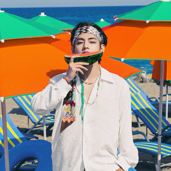 tracklist's tweet photo. O cantor e compositor V, membro do BTS, está completando 26 anos.

Muitas felicidades para a lenda 🥳

#HappyBirthdayTaehyung https://t.co/Dw5EhHqF5L