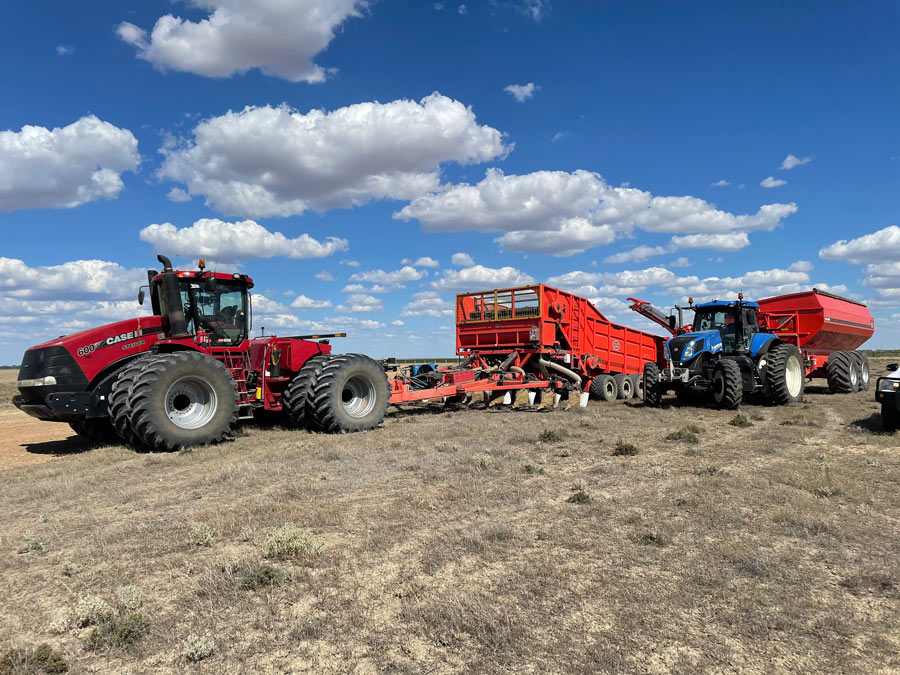 InnovationFarm7's tweet photo. Innovation overcome constraint in heavy clay subsoil -subsoil improved, getting clay to form larger particles to increase pore space, so roots grow and access water &amp; air.
Subsoil manuring composts &amp; animal manures 16-18 t/ha created new porous structure, much less waterlogging! https://t.co/NcvtUVoG0n