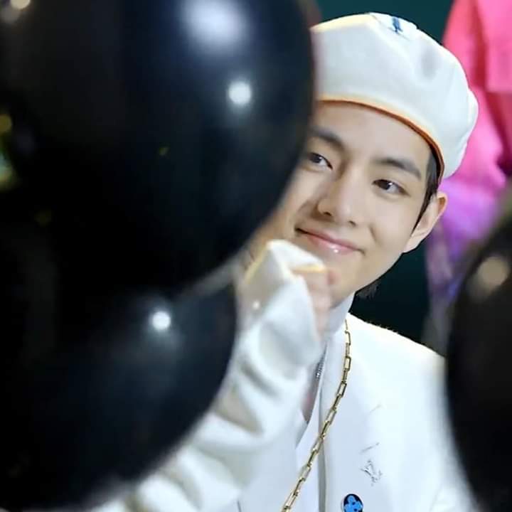 withmela_'s tweet photo. Anh ơi, tuổi mới bình an anh nhé.
#HappyBirthdayTaehyung #HappyTaehyungDay #HappyTaeDay #OurWinterBear https://t.co/9uearnRCvB
