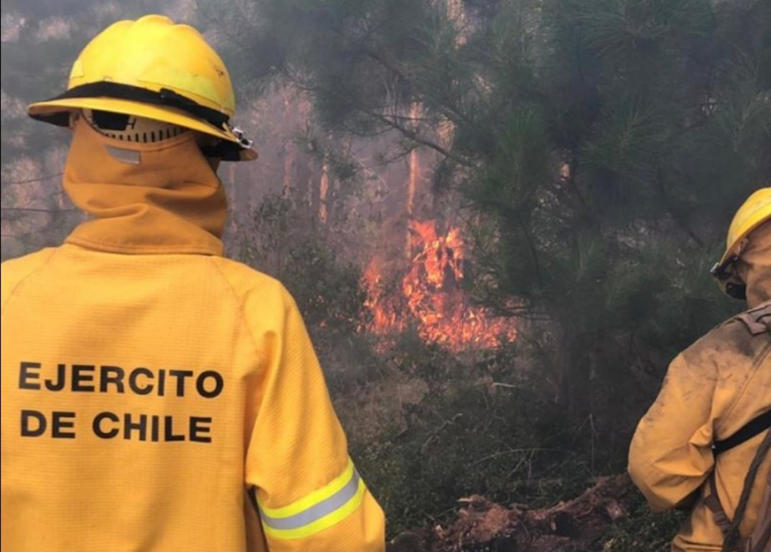 PanchaAgui's tweet photo. Esta imagen lo dice todo ❤️. Mis respetos para uds y todas las instrucciones de nuestro país!!. Admiro enormemente su gran trabajo, por que sin importar el momento ni el lugar ellos siempre a disposición de nuatra Patria 💂‍♂️👏🇨🇱 #EjercitoTeCuida #GeneralIturriaga @Ejercito_Chile https://t.co/BlDsntISPJ