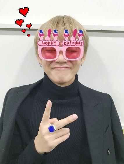 _MusicLivesOn2_'s tweet photo. 아미랑 행복도 같이 나누려고 하는 사랑스럽고 귀여운 태형아 생일 축하해!!
얼굴만 멋있는지 알았는데 마음까지 넘 므싯다 아이가??😍
따뜻하고 건강하게 하루하루를 보내길!
#태형이와아미는_꽃길을걷고있어
#아미의베프_태형아생일축하해
#사랑이태형이로태어난지_27년째
#태형생일ㅊㅋ #HAPPYVDAY https://t.co/y8MxOh3OPM