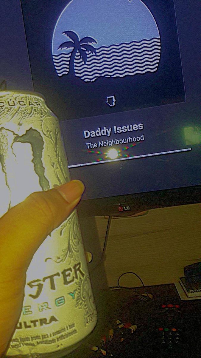 httpslariswys's tweet image. --- Agosto🦋

Entrei na modinha dos Monsters, comecei a gostar de nirvarna,the neighborhood e Arctic monkeys e virei emo