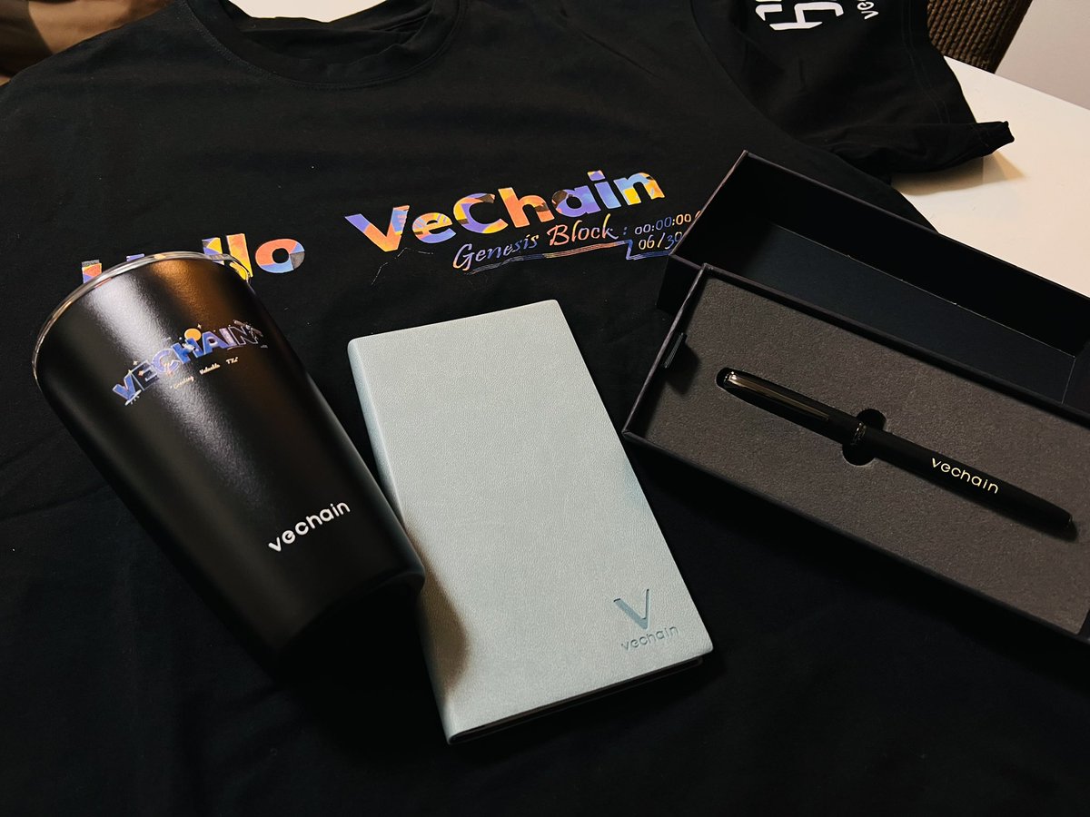 VeChainJP's tweet image. #VeChain × #TOKENECONOMIST

＼ #VeChain グッズと $VET が当たる ／

✍️参加条件
❶ フォロー
@VeChainJP @TokenEconomist 
❷ リツイート
❸ #VeFam とリプライ

📅期限
〜1/4 23:59

🎁賞品
☝🏻5000円分の $VET × 3️⃣名
✌🏻#VeChain グッズ(画像) × 2️⃣名