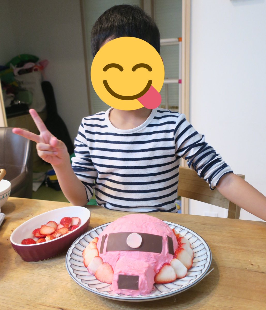 HanisanaApps's tweet photo. @msfm0812 シャアザクはこんな感じでした～
口のダクト？がイチゴ🍓のファンシーザクです笑
来年も丸い形ならなんとかなるんじゃないかと思ってます！笑 https://t.co/TvYAJPv1E6